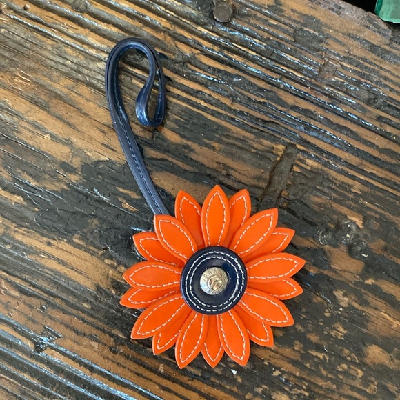 🌼Vera Bradley Leather Flower Hang Tag🌺 - Picture 1 of 4